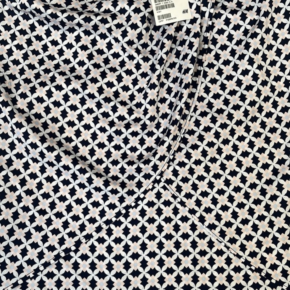 H&M Petal Skirt, size 6 NWT - Picture 3 of 7